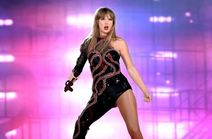 Taylor Swift Biography: Age, Height, Career, Net Worth
